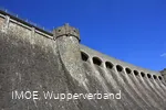 Der Überlauf reguliert den Wasserstand