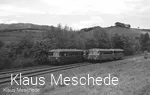 Zwei Triebwagen-Sonderzüge am Streckenabzweig bei der Fischbauchträgerbrücke (2. Juni 1984)