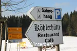 Zwei Wegweiser die zum Parkplatz am Skilift Sahnehang und zur Köhlerhütte führen.