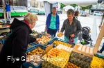 Zwei Damen lassen sich beim Obst beraten