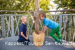Kinder auf dem Baumkronenweg