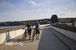 Radfahrer auf der Staumauer