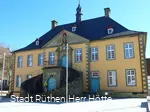 Historisches Rathaus mit Rundbogentreppe