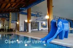 Das Warmwasserbecken, die Sprungtürme und im Hinte