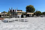 Der Otto-Fuchs-Platz mit der Stadthalle