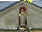 Göttin Justitia Skulptur am Giebel des Rathauses