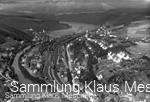 Luftbild von Finnentrop und seinen Bahnanlagen etwa 1960.
