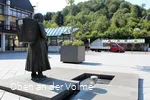 Die Statue steht im Ortszentrum auf den Rathauspla