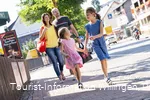 familie-shopping-hauptstrasse-willingen_c__wolfgang-detemple-tourist-info-willingen.jpg