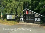 Informationstafel zu Wanderwegen in und um Hoheleye neben einer Schutzhütte mit weiteren Infotafeln rund um Hoheleye.