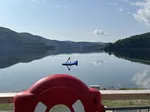 Rettungsreifen im Vordergrund und Badeinseln im Hintergrund