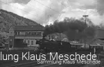 Im Juni 1988 fährt die Dampflok 41 360 mit einem Sonderzug durch Finnentrop. Das Reiterstellwerk ist noch in Betrieb.