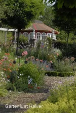 Blickfang im Garten - Der rote Pavillion