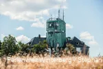 Der Astenturm mit der Wetterstation vor blauem Himmel.