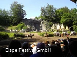 Der Blick des Publikums ist Richtung Bühne des Eslpe-Festivals gerichtet, wo Reiter, Pferde, Cowboys und Indianer zu sehen sind.