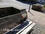 Die Bank auf dem kleinen, historischen Platz in Rö